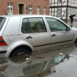 Wasserschaden am Auto: Was zahlt die Versicherung?